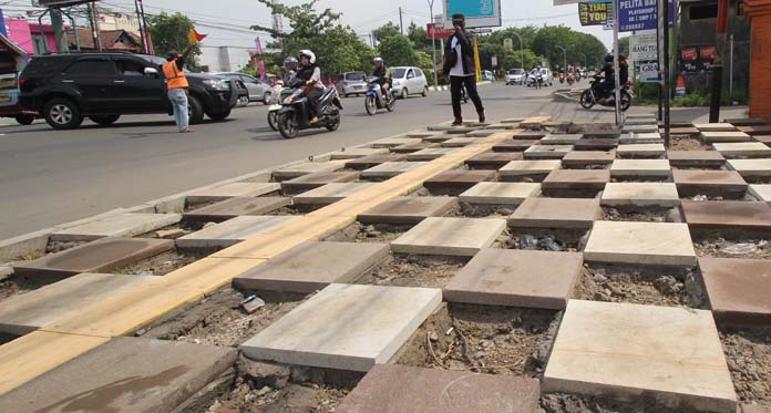 Guiding Block Trotoar Harus Bebas Penghalang