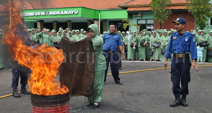 Istri Tentara Dilatih Penanggulangan Kebakaran