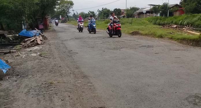 Jalan Menuju Wisata Mangrove dan Pantai Karangsong Rusak, Warga Minta Perbaikan