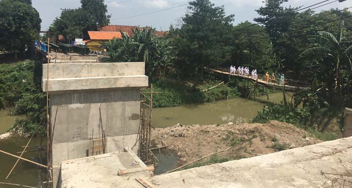 Jembatan Mangkrak Ditinggal Kontraktor, Sudah Setahun Kendaraan Tak Bisa Lewat