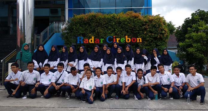 SMP IT Bina Ummah Belajar Jurnalistik ke Radar Cirebon