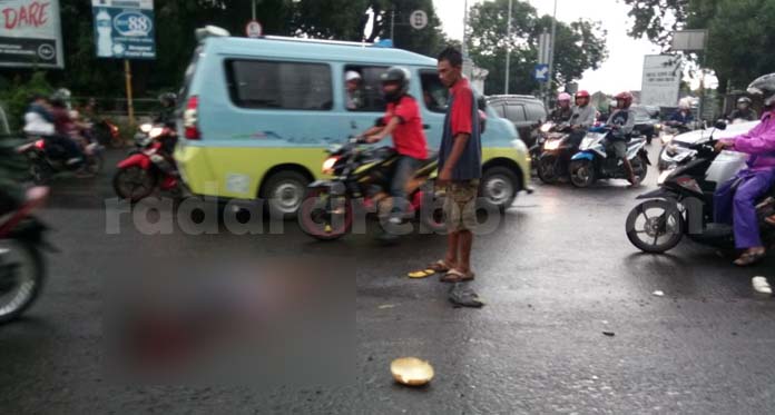 Terobos Lampu Merah, Pengayuh Sepeda Terluka Disambar Mobil