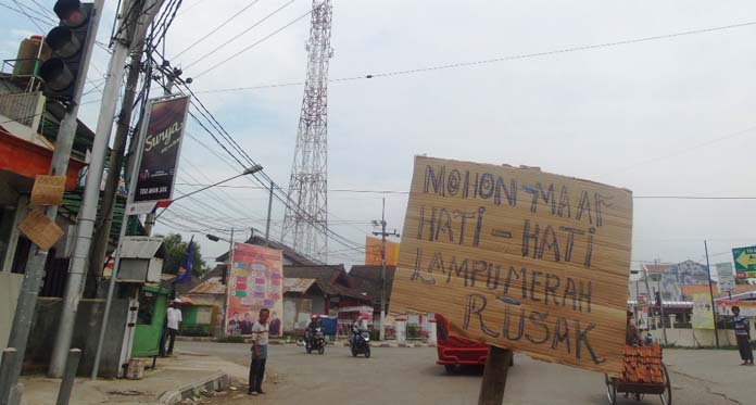 Lampu Merah Error 3 Hari,  Pengendara Bingung, Lalu Lintas Semrawut