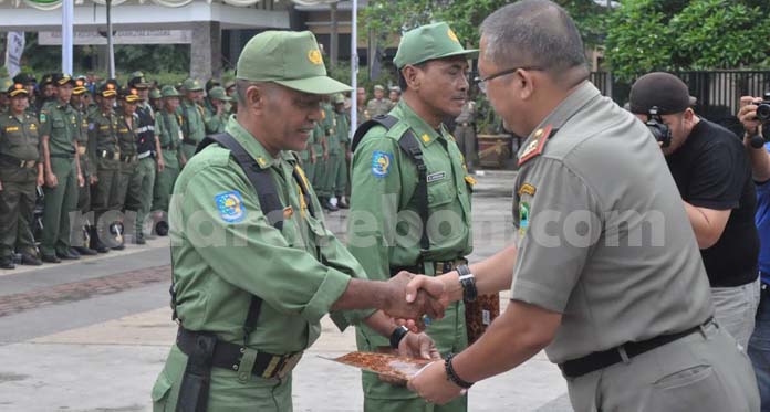 Satpol PP Kuningan Lantik Ribuan Anggota Linmas