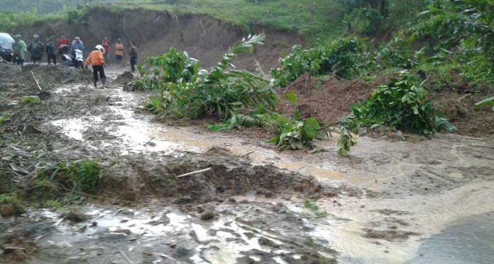 Tebing Longsor, Akses Jalan Cipasung-Subang Tertutup