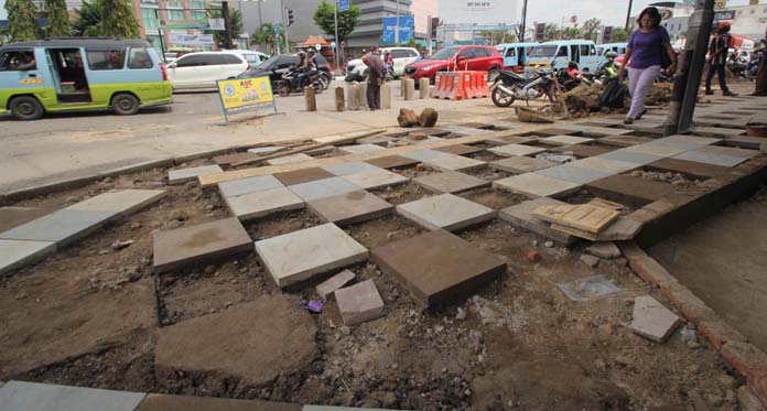 Proyek Trotoar Masih Mangkrak, Kontraktor: Bentar Lagi Kok