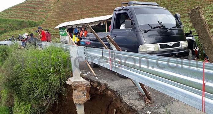 Wisatawan Diminta Hati-hati, Jalan Terasering Panyaweuyan Longsor