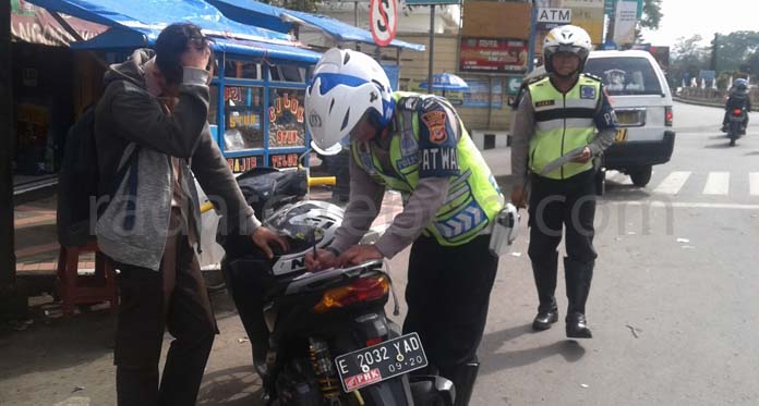 Bidik Siswa, Polantas Razia saat Pulang Sekolah