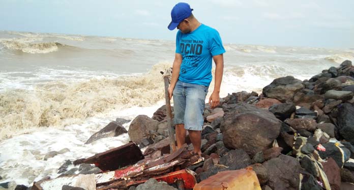 Perahu Tenggelam Dihantam Ombak, Satu Nelayang Hilang