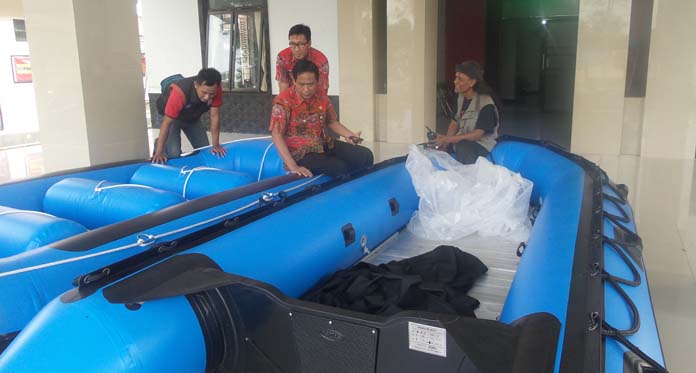 3 Desa di Ciledug Rawan Banjir, BPBD Serahkan 2 Perahu Karet