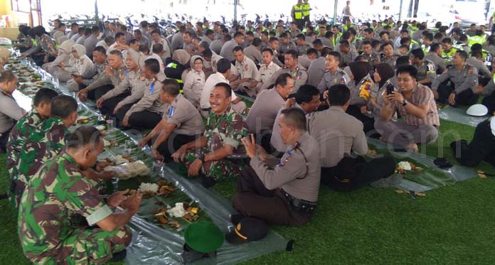 Syukuran Naik Pangkat, Ratusan Polisi Bancakan