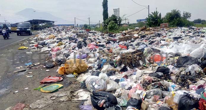 Sampah di Pasar Darurat Menumpuk Lagi