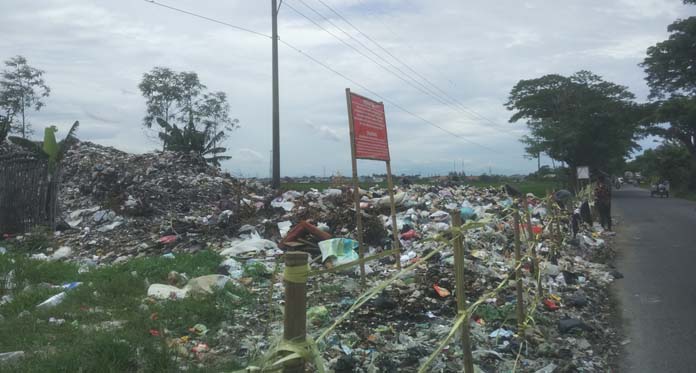 Duh, Sampah di TPS Desa Jungjang Meluber hingga Pinggir Jalan