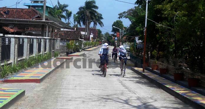 Warga Sulap Jalan Desa Jadi Warna-warni