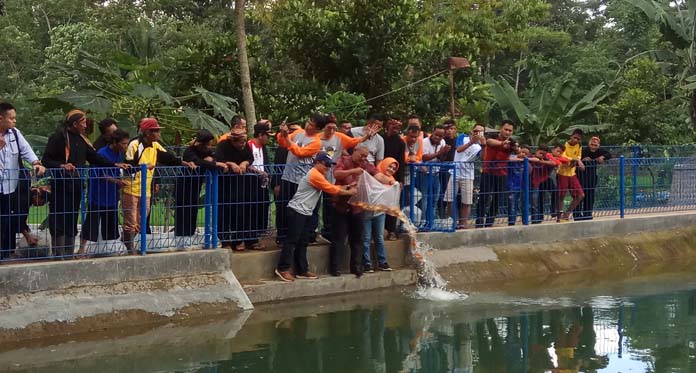 Awali dengan Tebar Ikan, Lintas 86 Siap Berkontribusi untuk Kuningan