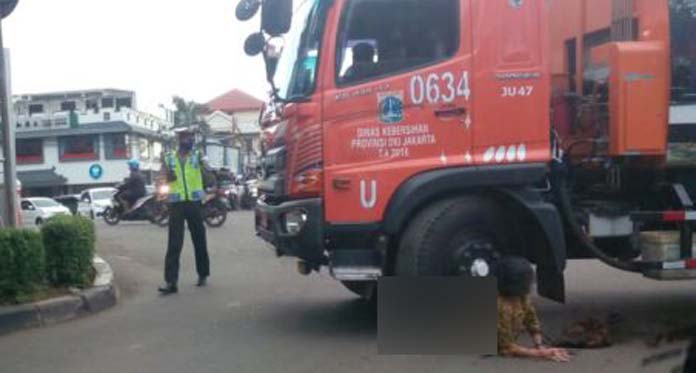 Ngeri, Nenek Terlindas Truk, tapi Selamat