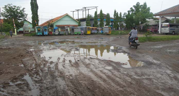 Miris, Akses Masuk Terminal Losari seperti Kubangan