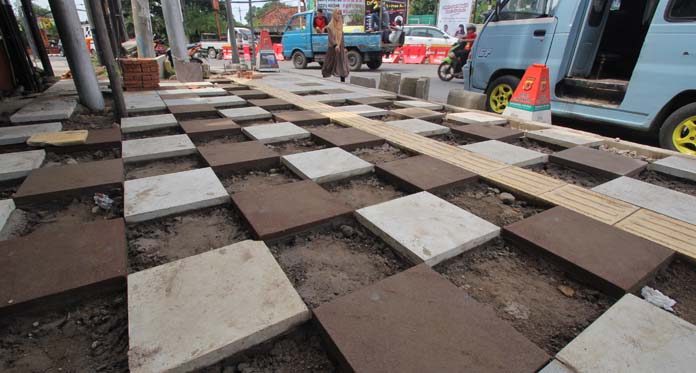 DPUPR Ngeles, Proyek Trotoar Jalan Cipto Mangkrak karena Kurang Material