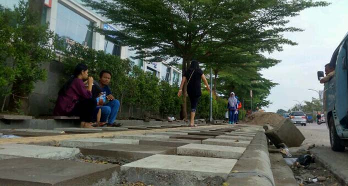 Warga Mengeluh, Proyek Trotoar Jalan Cipto Mangkrak