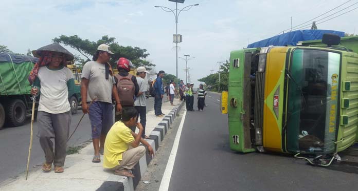 Ban Pecah, Truk Gandengan Terguling di Arjawinangun