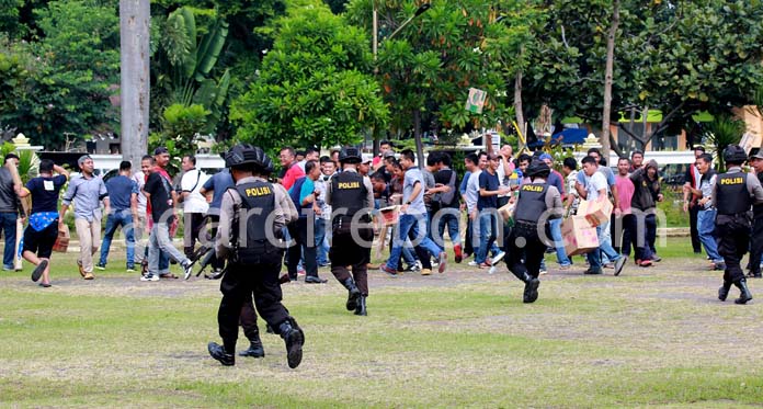 Massa Pendukung Bentrok dengan Aparat di Alun-Alun Indramayu