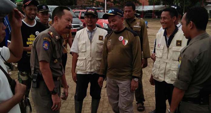 Pulang Kampung, Syaikhu Ajak Warga Bersihkan Rumah Warga Korban Banjir