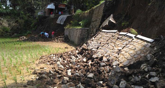 Warga Majalengka Waspada Bencana Longsor Susulan