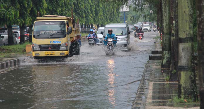 Hujan Satu Jam, Jl Terusan Pemuda Kota Cirebon Langsung Tergenang Banjir
