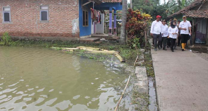 10 Km Jalan di Indramayu Rusak karena Banjir, Ini Janji Bupati Anna