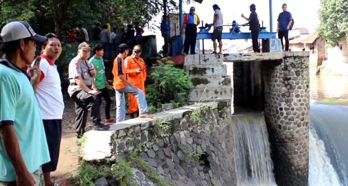 Lihat, Video Detik-detik Ahmad Rifai Terseret Arus Sungai Cipager