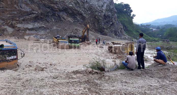 Galian C Gunung Kuda Dukupuntang Longsor Lagi, 4 Truk Tertimbun