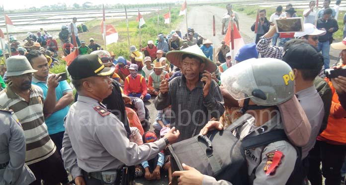 Polisi Bubarkan Paksa Petani Desa Mekarsari