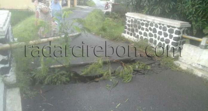 Hati-Hati! Jembatan Citameng Retak dan Anjlok