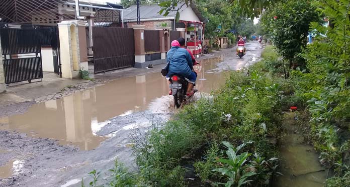 Diguyur Hujan dan Dilintasi Kendaraan Berat, Jalan Balas Graha Indramayu Rusak Parah