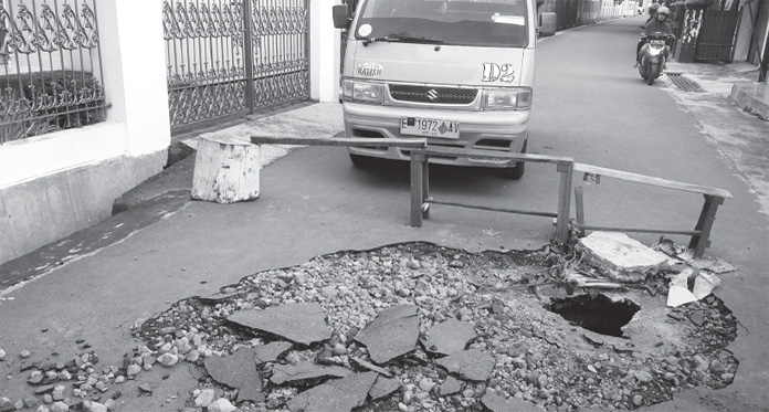 Jalan Penghubung Sutawinangun-Tuparev Ambles