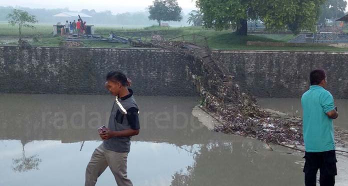 Pemkab Harus Bangun Kembali Jembatan Gantung Cileuis yang Hancur