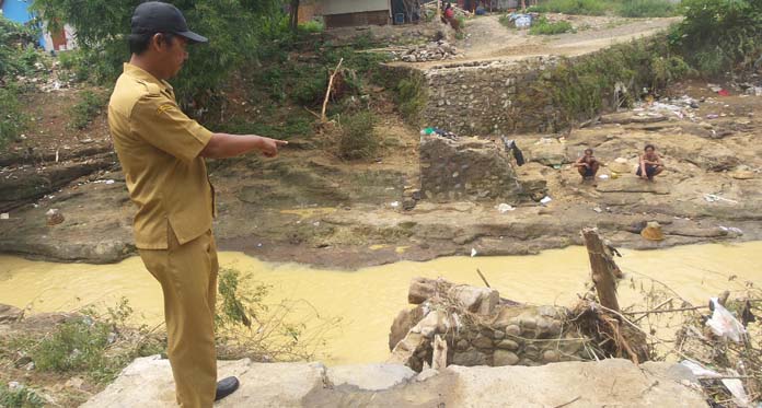 Jembatan Terseret Banjir, Akses Penghubung Desa Buntet dan Mertapada Kulon Putus