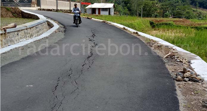 Akibat Pergerakan Tanah, Jalan Blok Kayuareng Retak Lagi