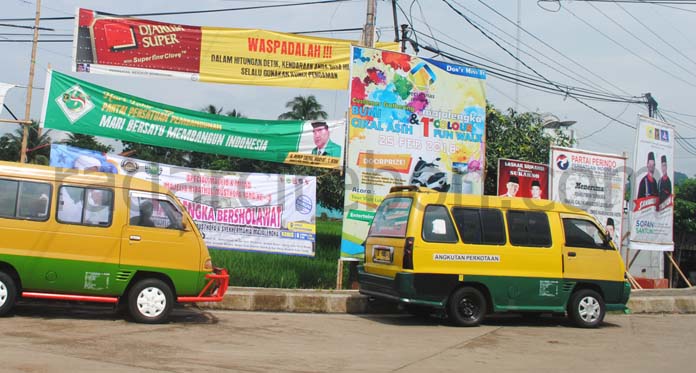 Baliho Paslon Penuhi Jalan Bunderan Cigasong