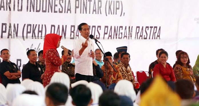 Presiden Jokowi Bagikan 1.010 KIP kepada Siswa Miskin