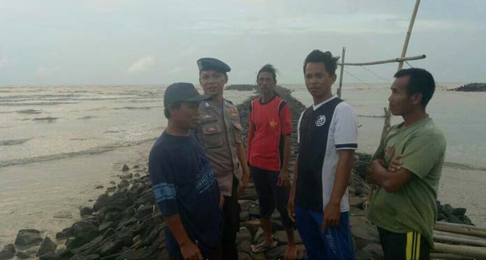 6 Remaja Terseret Ombak Pantai Eretan, 1 Korban Belum Ditemukan