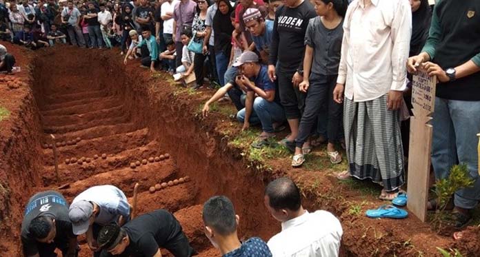 Korban Tanjakan Emen Subang Dikubur Masal, Tangis Keluarga Pecah saat Pemakaman