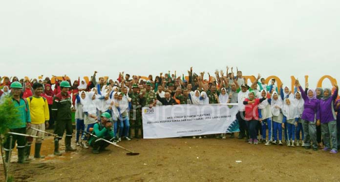 Banjir Sisakan Sampah di Pantai Plentong