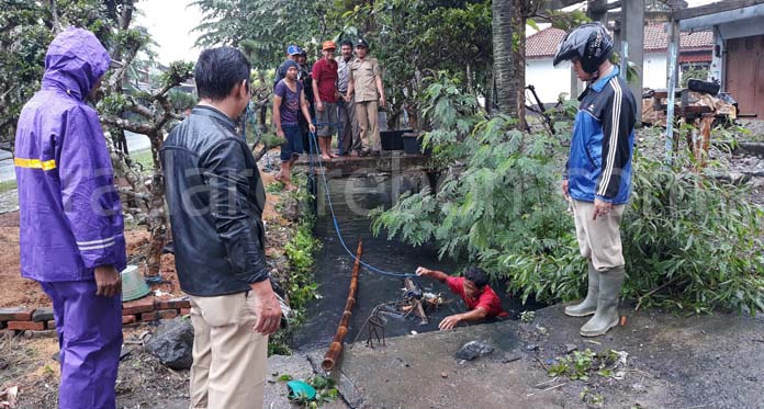 Cegah Banjir, Muspika Anjatan Lakukan Operasi Pembersihan Sampah Kolong Jembatan