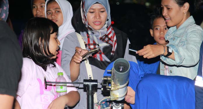 Warga Cirebon Saksikan Super Blue Blood Moon, Sempat Terhalang Awan