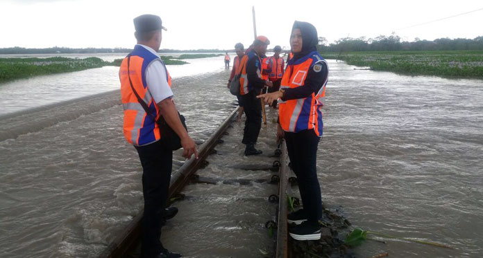 Banjir Genangi Jalur Kereta di Brebes, Perjalanan Alami Keterlambatan