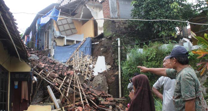 Tanah Longsor di Cilimus, 2 Rumah Ambruk