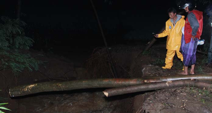 Jalur Kanci Kulon-Buntet Putus setelah Tanggul Jebol Diterjang Banjir