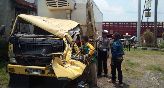 Tabrak Truk, Kernet Mobil Boks Tewas