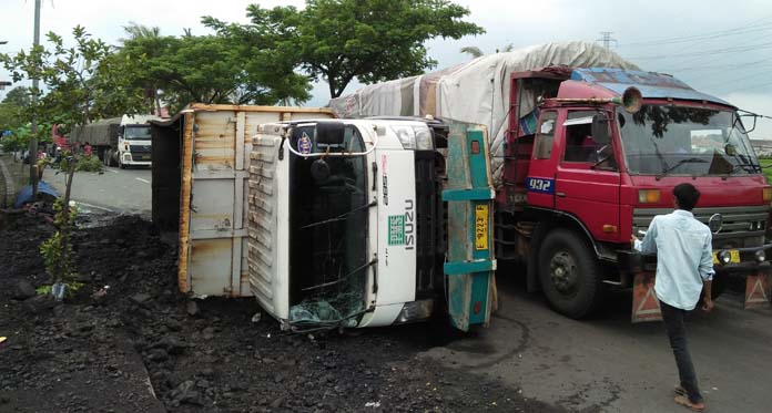 Truk Batu Bara Terbalik di Jalur Pantura Susukan, Sopir Merasa Aneh